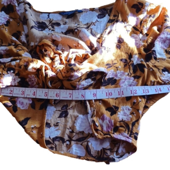 AMERICAN Eagle floral crop/ tie up top. Size small. Good used condition, no flaw - Picture 10 of 11